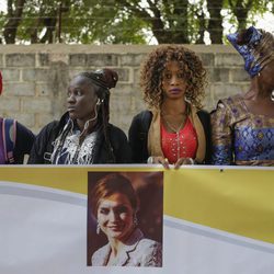 Mujeres senegalesas esperan a la Reina Letizia en la Universidad de Ziguinchor