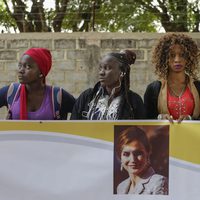 Mujeres senegalesas esperan a la Reina Letizia en la Universidad de Ziguinchor