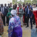 La Reina Letizia contempla unos bailes en la Universidad de Ziguinchor en Senegal