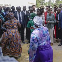 La Reina Letizia contempla unos bailes en la Universidad de Ziguinchor en Senegal