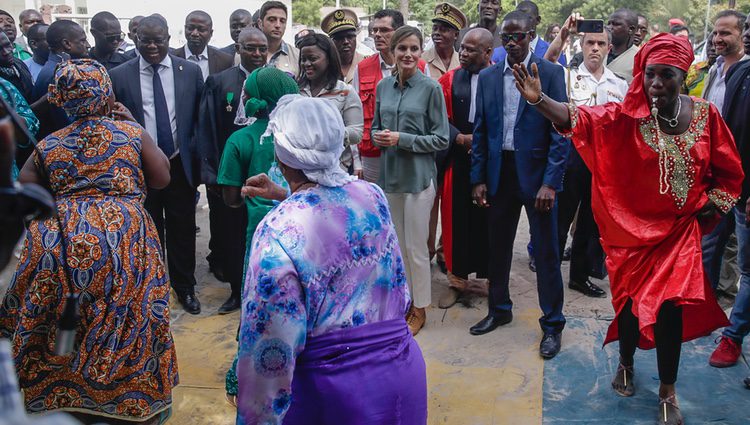 La Reina Letizia contempla unos bailes en la Universidad de Ziguinchor en Senegal