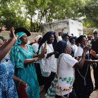 La Reina Letizia saluda a unas mujeres en la Universidad de Ziguinchor en Senegal