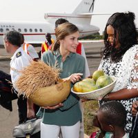 La Reina Letizia recibe un regalos en el final de su viaje a Senegal