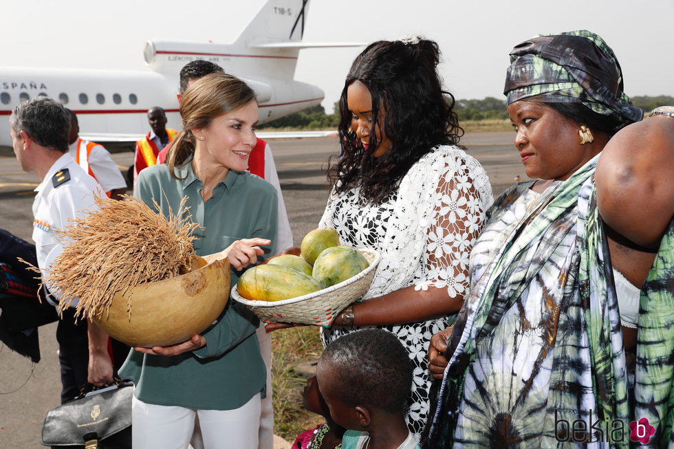 La Reina Letizia recibe un regalos en el final de su viaje a Senegal