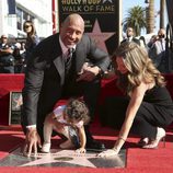 Dwayne Johnson recibe su estrella en el paseo de la fama junto a su familia