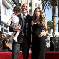 Dwayne Johnson junto a su familia recibiendo su estrella en el paseo de la fama