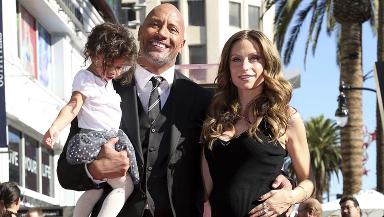 Dwayne Johnson junto a su familia recibiendo su estrella en el paseo de la fama