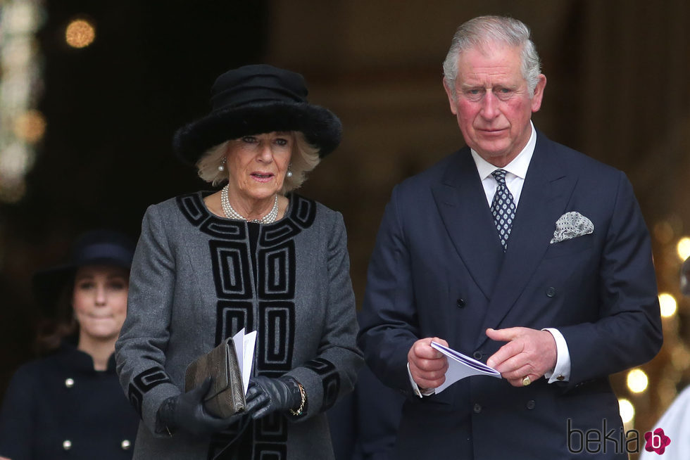 El Príncipe Carlos de Inglaterra y Camila de Cornualles en el aniversario del incendio de la Torre Grenfell