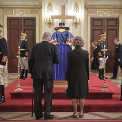 Los Reyes Juan Carlos y Sofía en la capilla ardiente de Miguel de Rumanía