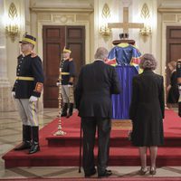 Los Reyes Juan Carlos y Sofía en la capilla ardiente de Miguel de Rumanía