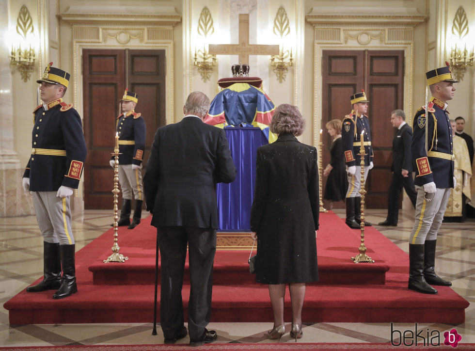 Los Reyes Juan Carlos y Sofía en la capilla ardiente de Miguel de Rumanía