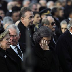 La Reina Sofía, muy afectada en el funeral de Miguel de Rumanía junto al Rey Juan Carlos, el Príncipe Carlos y Ana María de Grecia