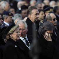 La Reina Sofía, muy afectada en el funeral de Miguel de Rumanía junto al Rey Juan Carlos, el Príncipe Carlos y Ana María de Grecia