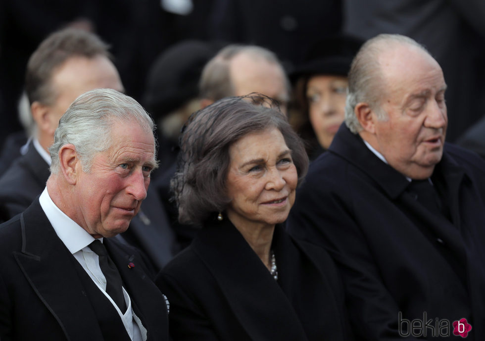 Los Reyes Juan Carlos y Sofía y el Príncipe Carlos en el funeral de Miguel de Rumanía