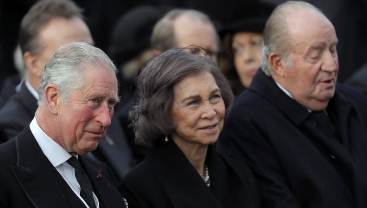 Los Reyes Juan Carlos y Sofía y el Príncipe Carlos en el funeral de Miguel de Rumanía