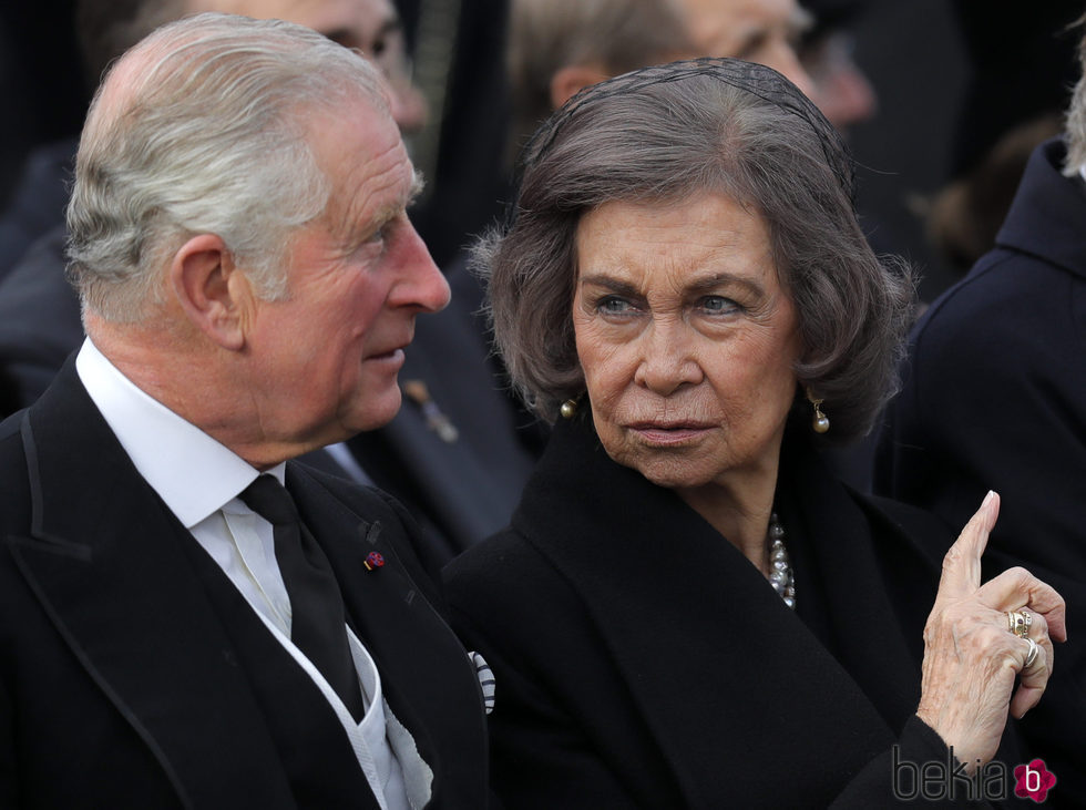 La Reina Sofía hablando con el Príncipe Carlos en el funeral de Miguel de Rumanía