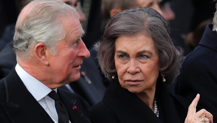 La Reina Sofía hablando con el Príncipe Carlos en el funeral de Miguel de Rumanía