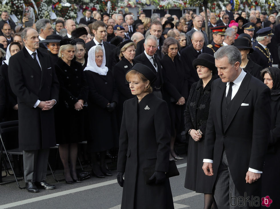 La Familia Real Rumana ante la realeza europea en el funeral de Miguel de Rumanía