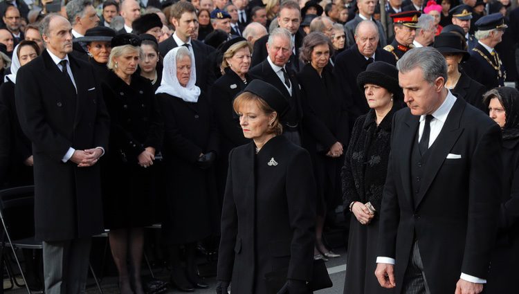 La Familia Real Rumana ante la realeza europea en el funeral de Miguel de Rumanía