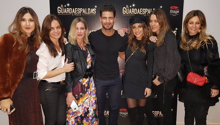 Paula Echevarría y las Pencas viendo a Maxi Iglesias en 'El Guardaespaldas'