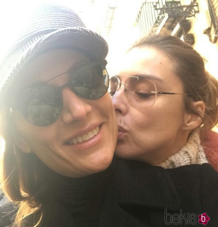 Sandra Barneda dando un beso a Nagore Robles