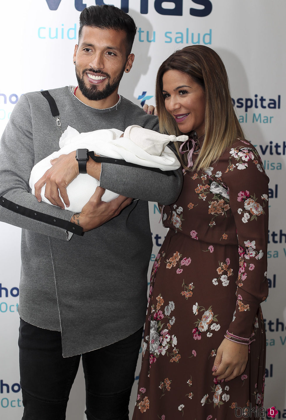 Tamara Gorro y Ezequiel Garay presentando a su hijo Antonio