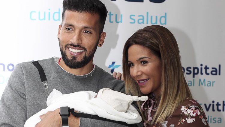 Tamara Gorro y Ezequiel Garay presentando a su hijo Antonio