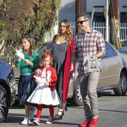 Jessica Alba y su familia preparan la Navidad