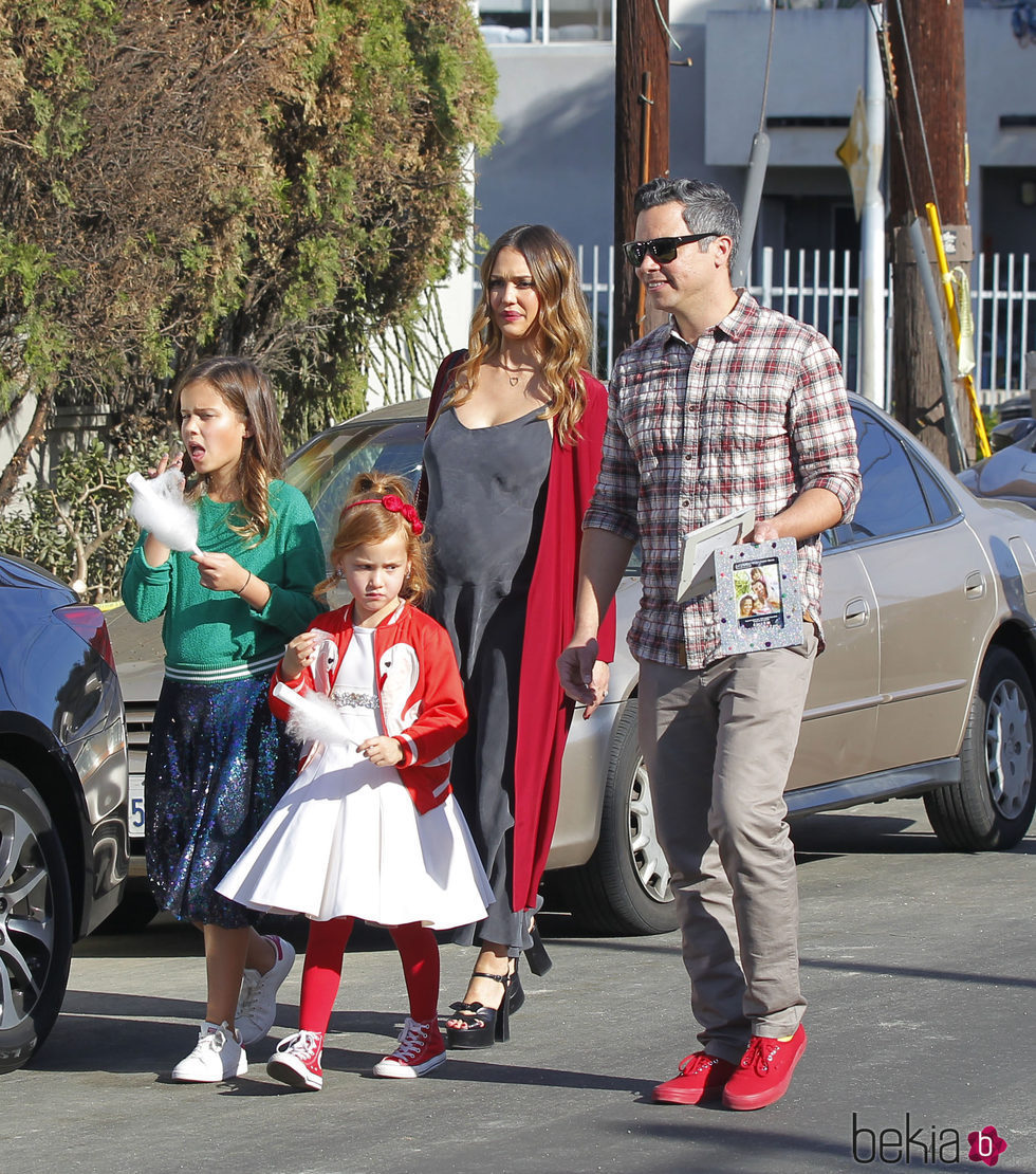 Jessica Alba y su familia preparan la Navidad