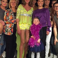 Victoria de Suecia y su hija Estela con una boa de plumas con los drag queens de After Dark