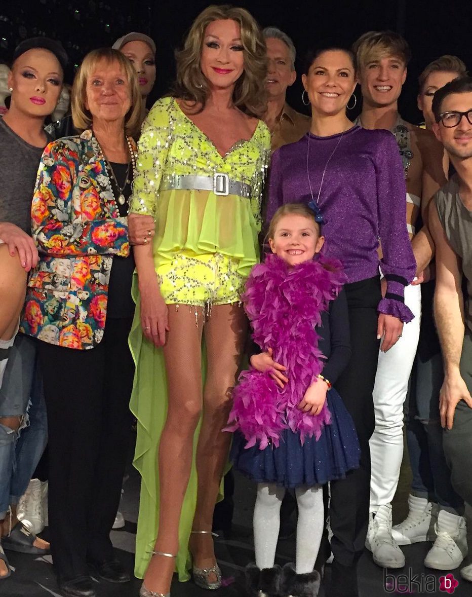 Victoria de Suecia y su hija Estela con una boa de plumas con los drag queens de After Dark