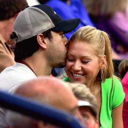 Enrique Iglesias besa a Anna Kournikova