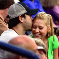 Enrique Iglesias besa a Anna Kournikova