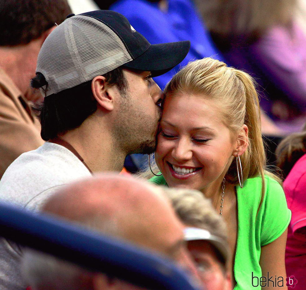 Enrique Iglesias besa a Anna Kournikova