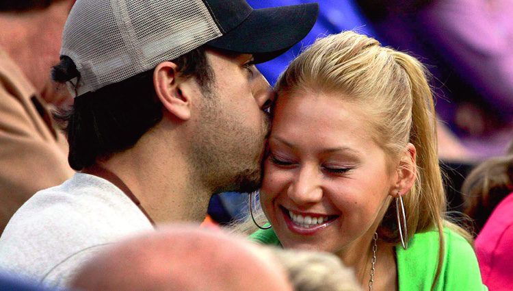 Enrique Iglesias besa a Anna Kournikova