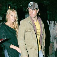 Enrique Iglesias y Anna Kournikova paseando por Beverly Hills