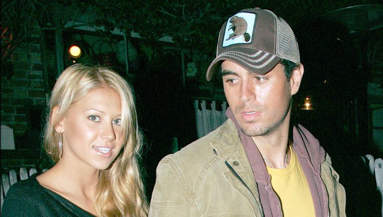 Enrique Iglesias y Anna Kournikova paseando por Beverly Hills