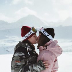 Dulceida y Alba besándose en  Grandvalira