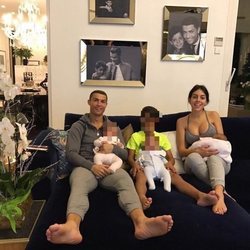 Cristiano Ronaldo y Georgina Rodríguez con sus cuatro hijos