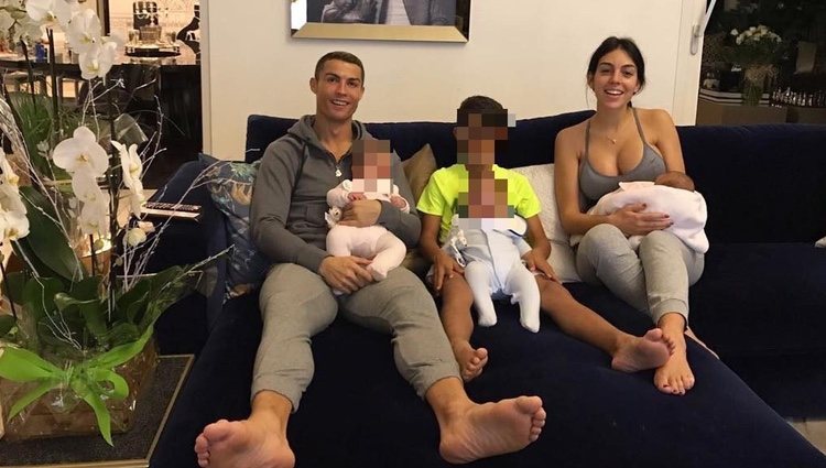 Cristiano Ronaldo y Georgina Rodríguez con sus cuatro hijos