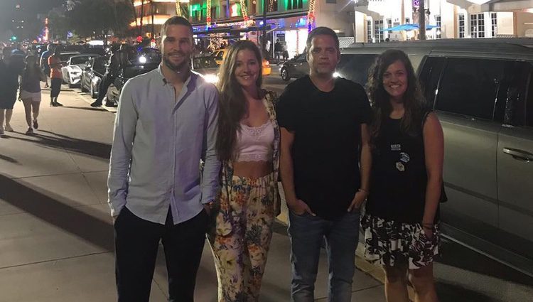 Malena Costa y Mario Suárez con unos amigos en Miami