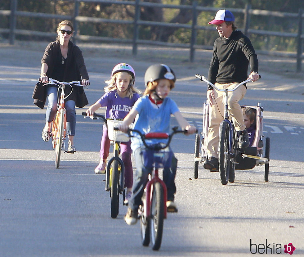 Julia Roberts con su marido y sus hijos dando paseos