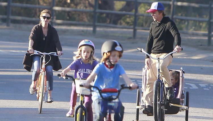 Julia Roberts con su marido y sus hijos dando paseos