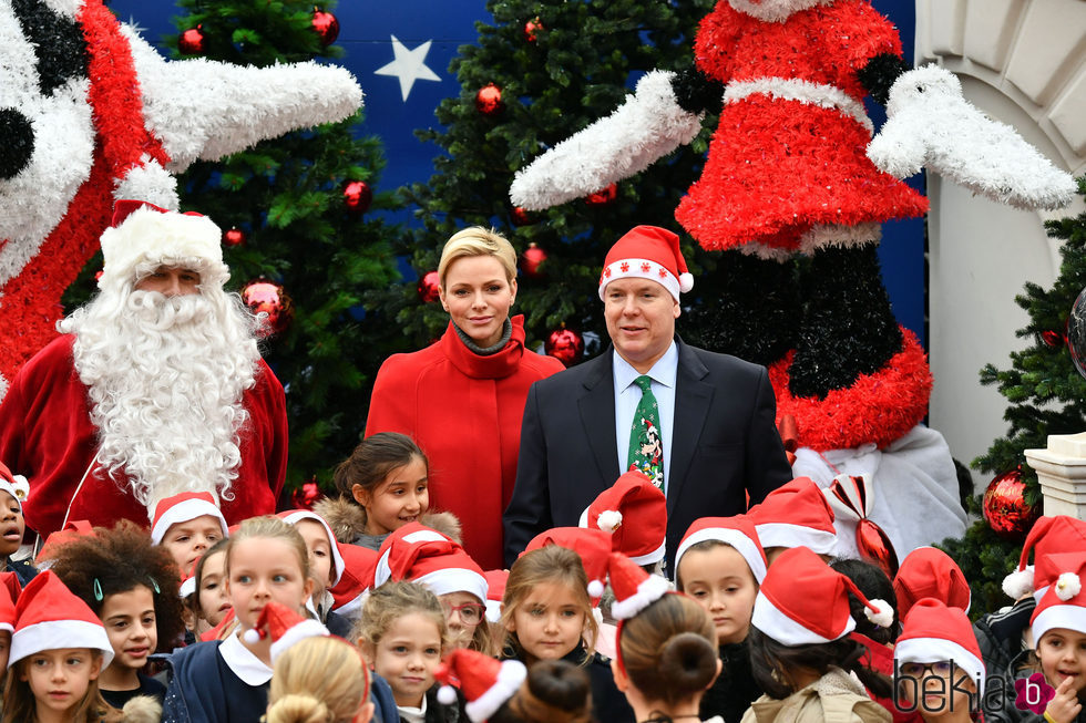 Alberto y Charlene de Mónaco celebran la Navidad 2017 con los niños