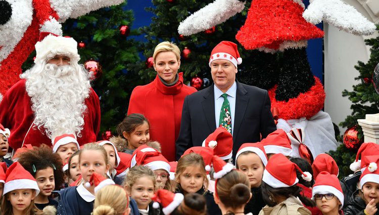 Alberto y Charlene de Mónaco celebran la Navidad 2017 con los niños