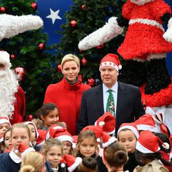 Alberto y Charlene de Mónaco celebran la Navidad 2017 con los niños