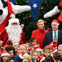 Alberto y Charlene de Mónaco celebran la Navidad 2017 con los niños