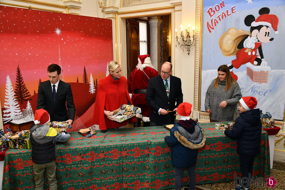 Alberto y Charlene de Mónaco reparten regalos a los niños junto a Louis Ducruet y Camille Gottlieb