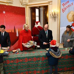 Alberto y Charlene de Mónaco reparten regalos a los niños junto a Louis Ducruet y Camille Gottlieb