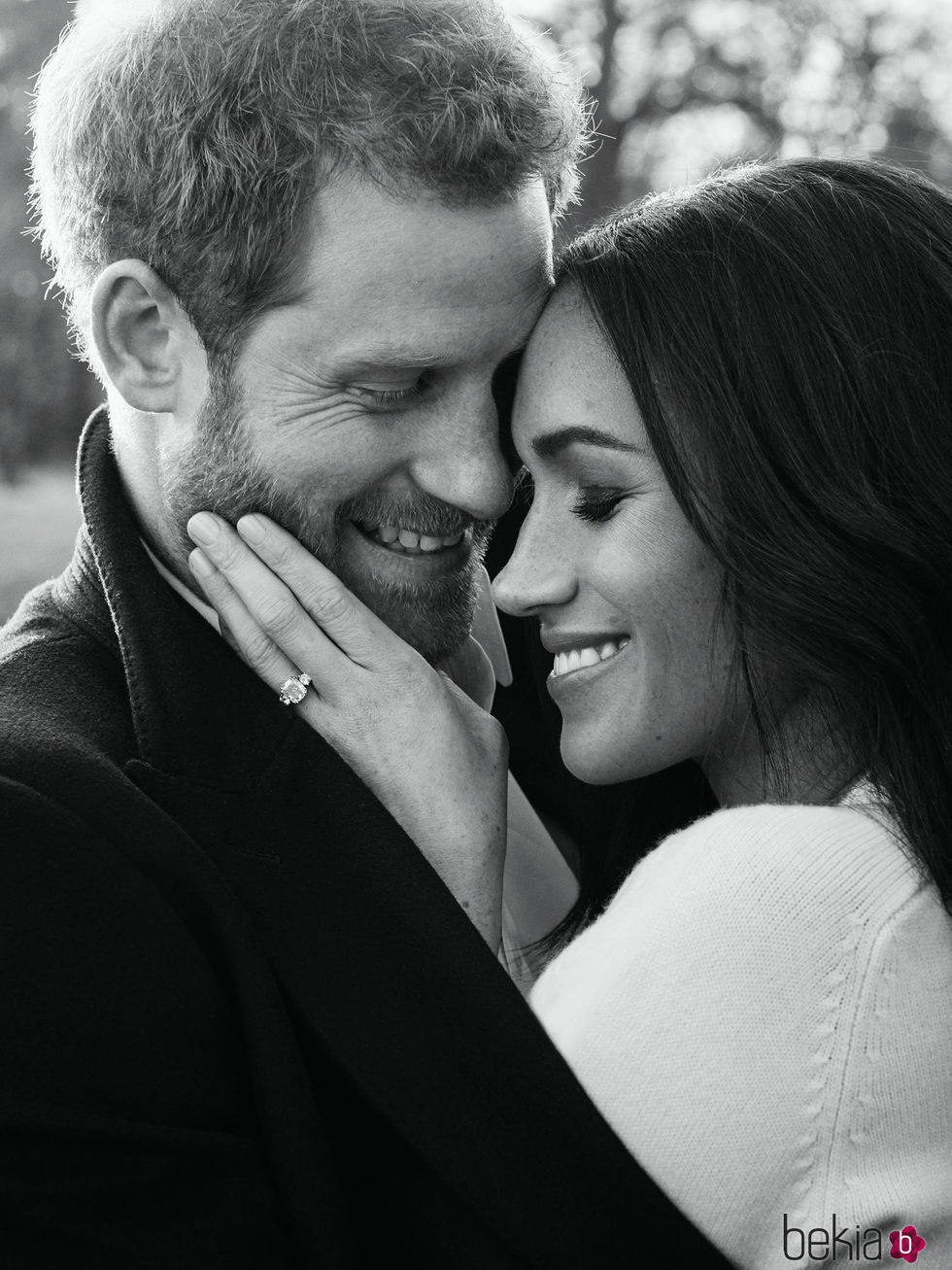 El Príncipe Harry y Meghan Markle, muy enamorados en su foto oficial de compromiso